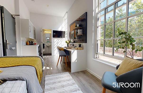 iQ Bloomsbury